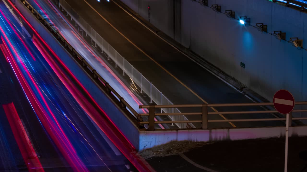 un lapso de tiempo nocturno del atasco de tráfico en la calle de la ciudad en tokio tiro largo