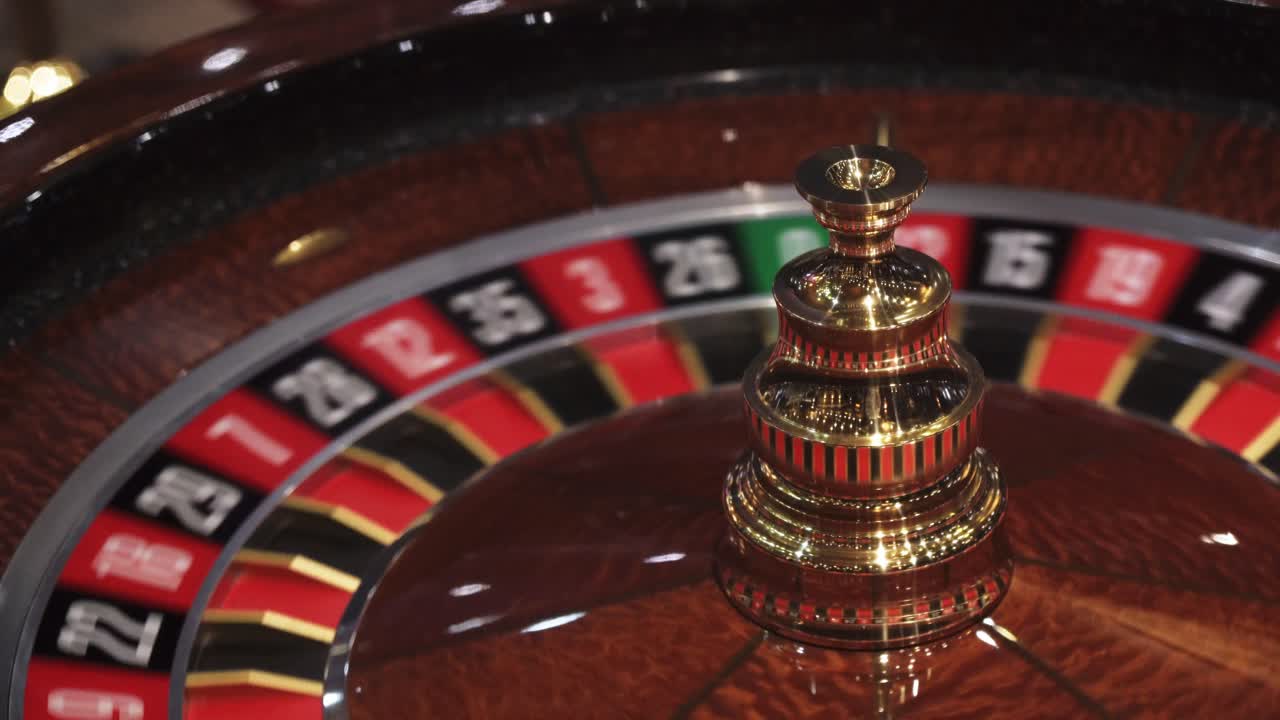 ruleta en el casino girando con la bola en el número seis, vista de cerca