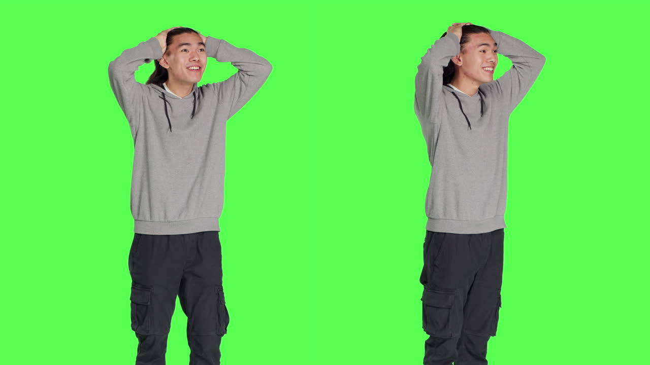 스튜디오에서 만족스러운 반응을 보이는 성인