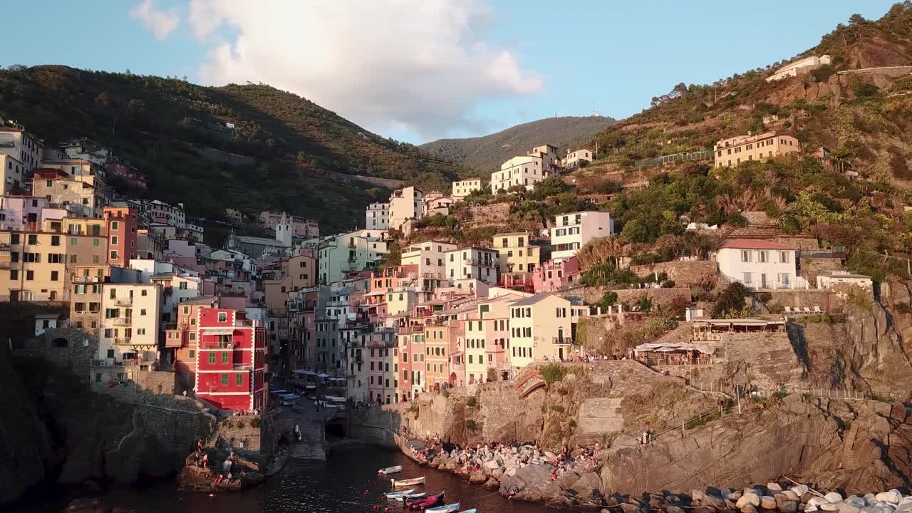 Village côtier coloré en Italie, Riomaggiore. Drone volant de droite à gauche révélant le village coloré