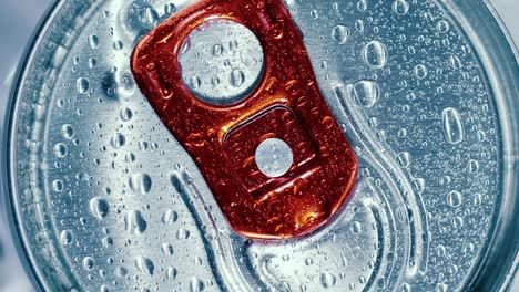 la tapa de la lata de soda de aluminio de refresco con hielo da la vuelta al círculo.