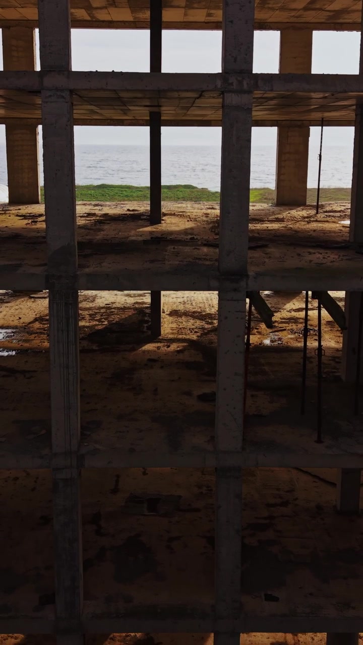 Vista della struttura di un edificio abbandonato vicino alla spiaggia a mezzogiorno