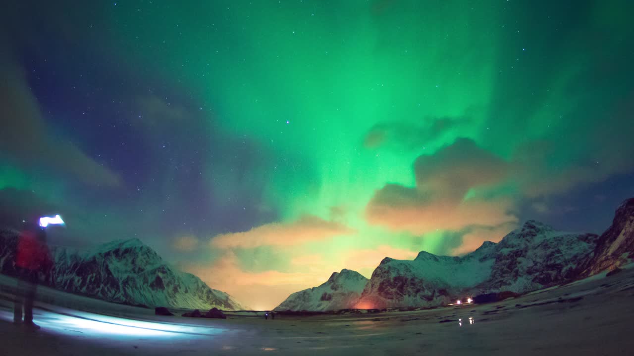 Aurora boreale sulle montagne.