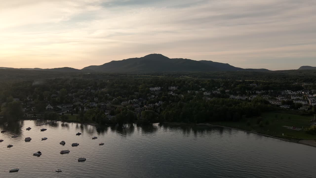 캐나다 퀘벡주 마곡에 있는 멤프리마고그 호수의 잔잔한 물 위에 보트가 정박해 있다.