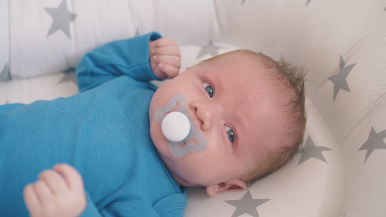 мама дает бабочке в форме бабочки маленькому сыну в коконе