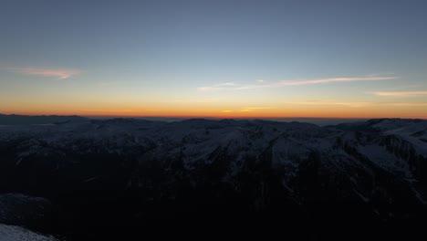 Disparo-De-Dron-Sobre-El-Pico-Musala,-Cumbre-Durante-La-Puesta-De-Sol,-Anochecer,-Bulgaria,-Montaña-Rila,-Cumbre-Más-Alta-De-Los-Balcanes,-Cielo-Despejado,-Increíble,-Vista-Impresionante,-Crepúsculo,-Hora-Azul,-Hora-Dorada