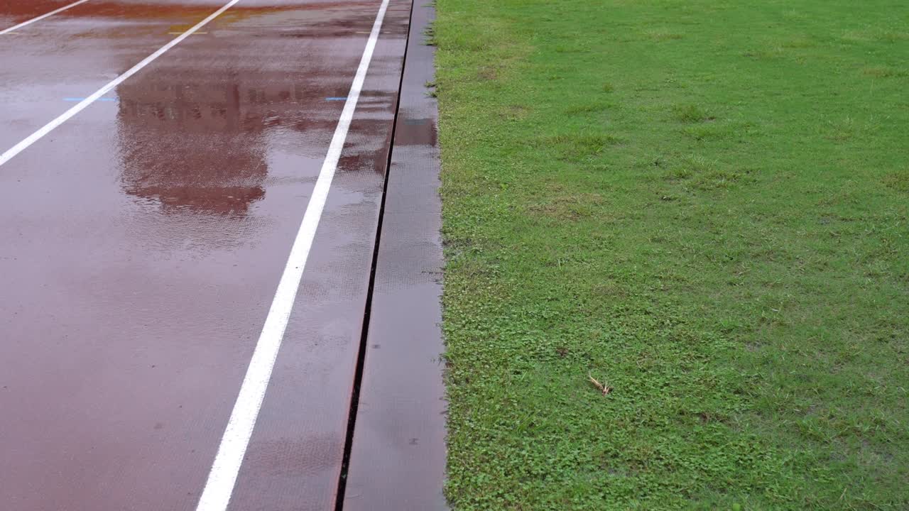 día lluvioso, pista de atletismo en el estadio.