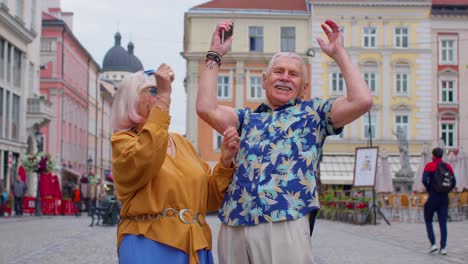 ältere-Alte-Touristen-Verwenden-Handy-Handy-Tippen-Surfen-Sagen-Wow-Ja,-Fand-Große-Große-Gewinn-Nachrichten