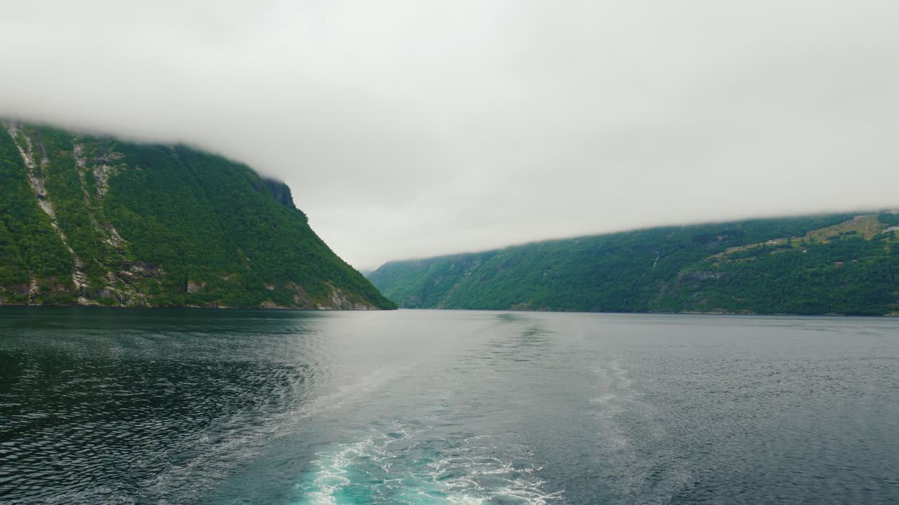 Blick vom Heck des Schiffes auf den malerischen norwegischen Fjord – die majestätische Natur Norwegens