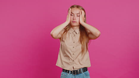 Mujer-Joven-Frotando-Las-Sienes-Para-Curar-El-Problema-Del-Dolor-De-Cabeza,-Sufriendo-De-Tensión-Y-Dolor-De-Migaína