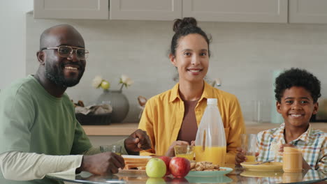 Porträt-Einer-Glücklichen-Afrikanischen-Familie-Beim-Frühstück-Zu-Hause