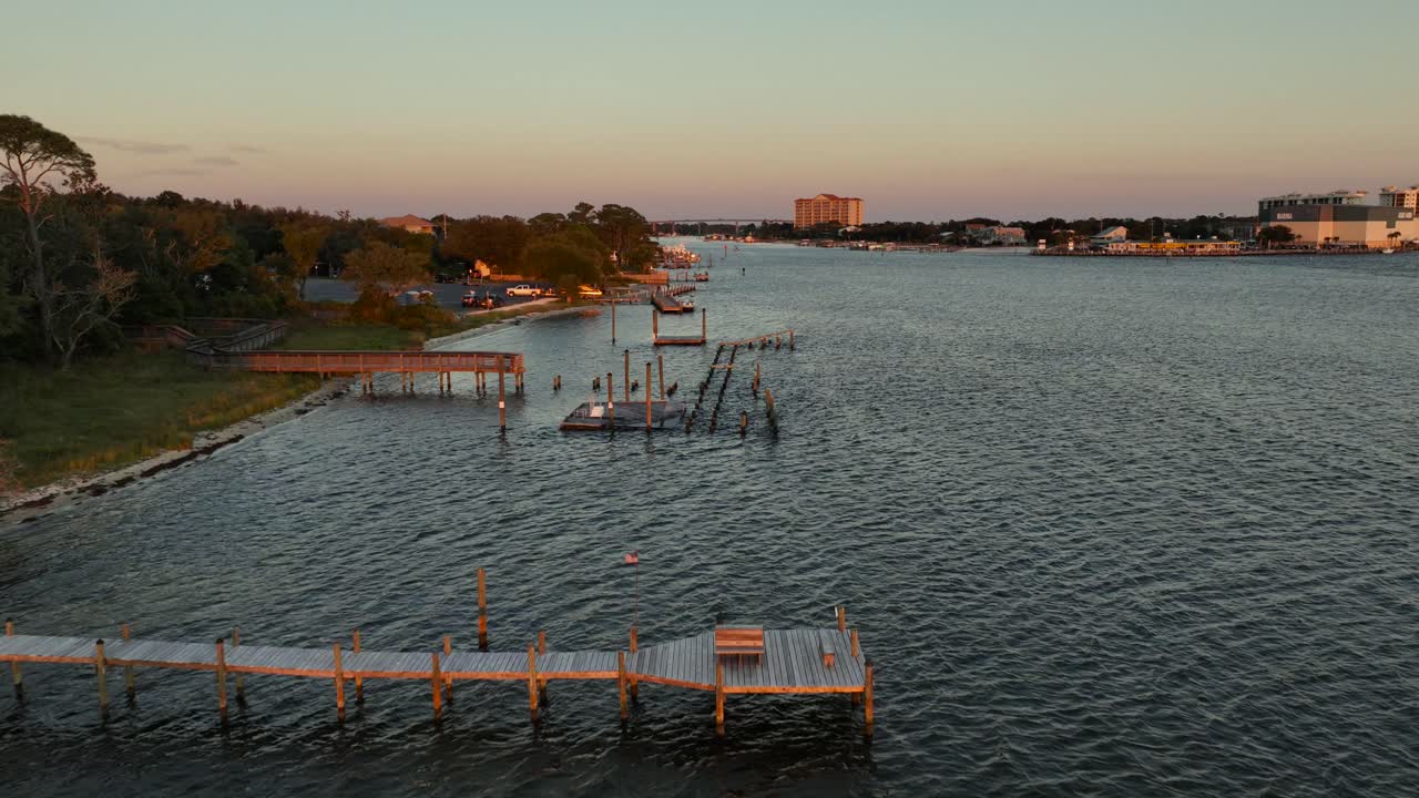 Vista aerea dei moli lungo un canale navigabile tra Alabama e Florida.