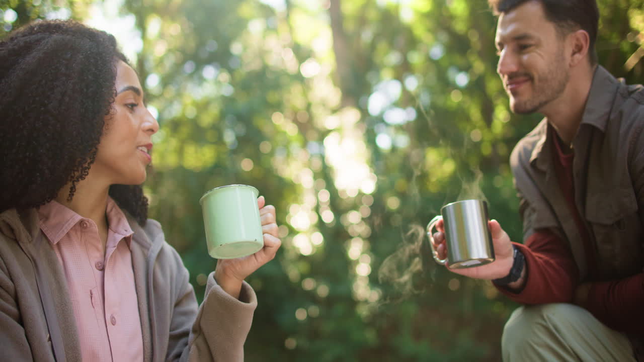 숲 에서 차 를 마시고 있는 부부