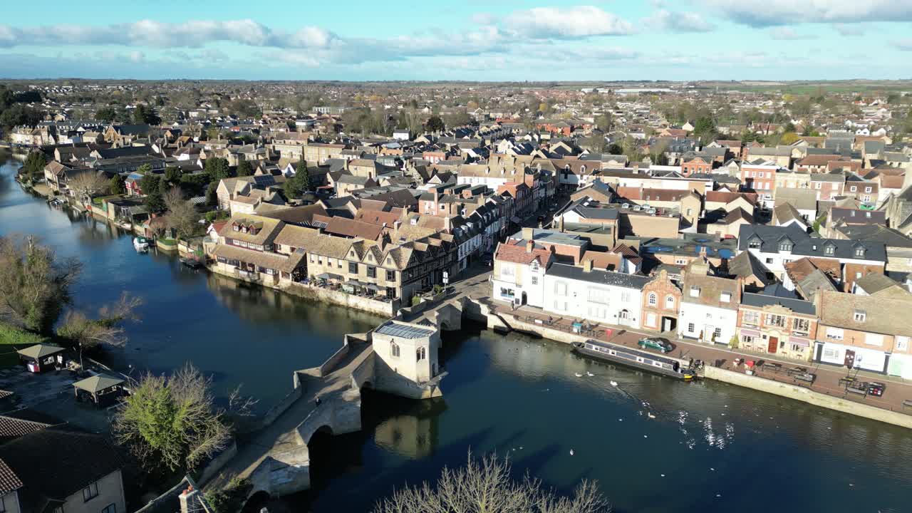 Vecchio ponte in pietra a St Ives, Cambridgeshire, Regno Unito, vista aerea con drone