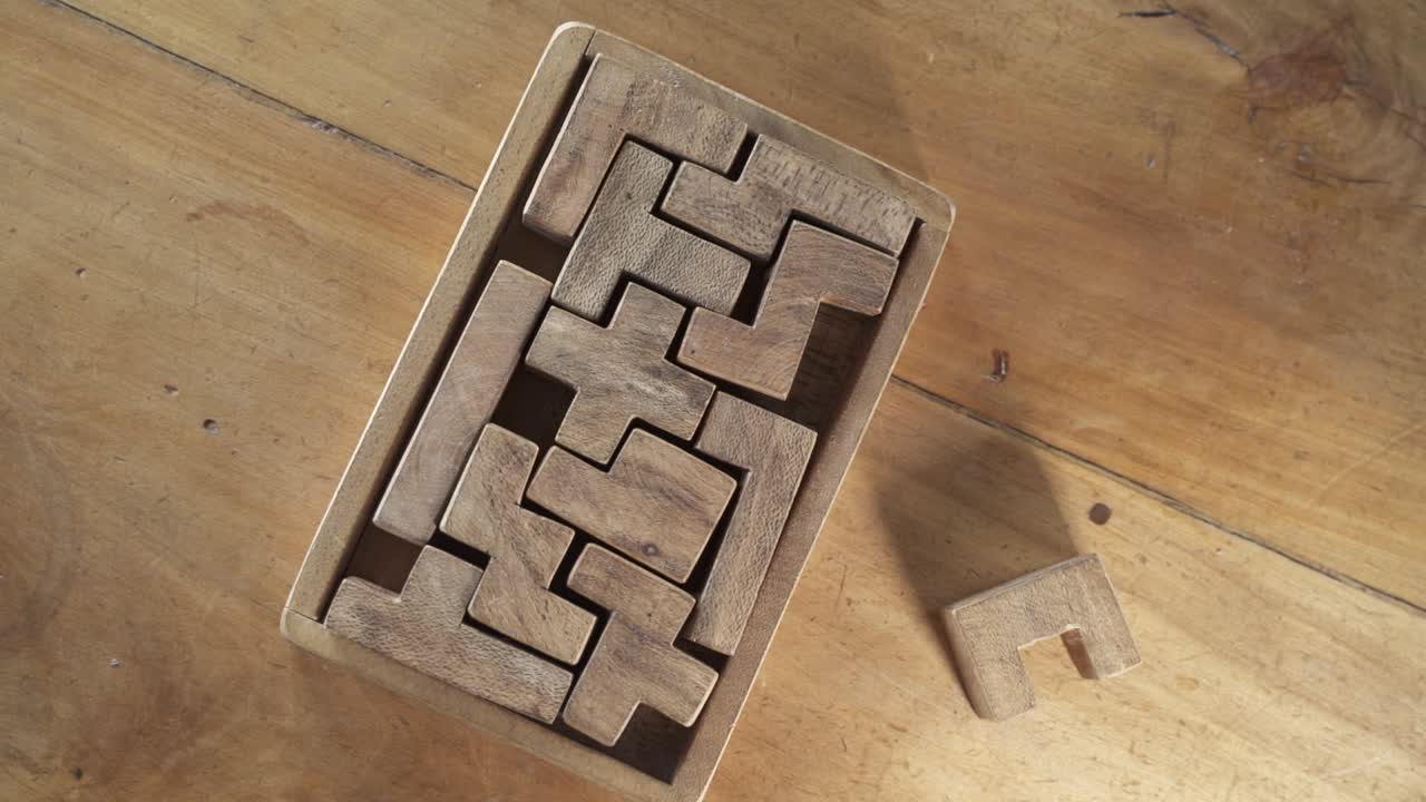 맞지 않는 나무 테이블에 퍼즐 조각이 있는 재치 게임