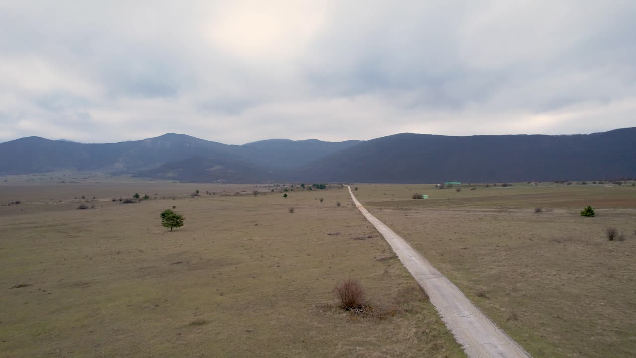 크로아티아의 길이 있는 빈 들판의 아름다운 풍경 드론 비디오 유럽의 리카 지역