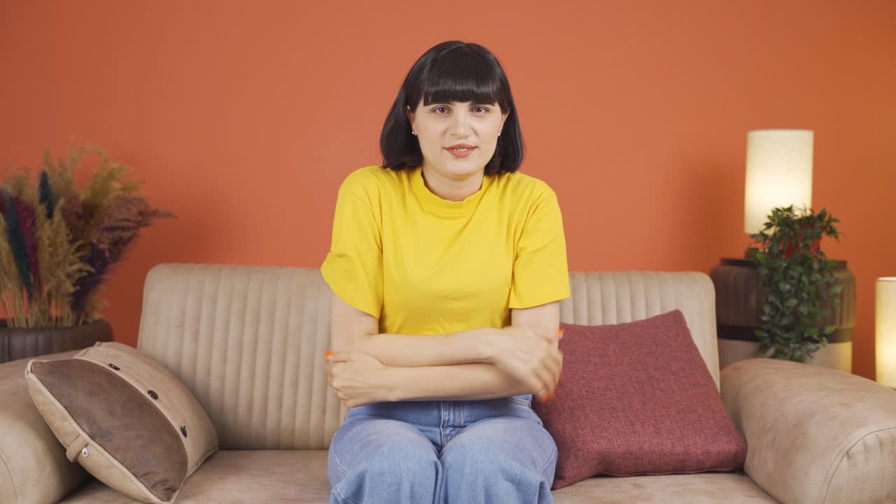 una mujer fría y temblorosa.