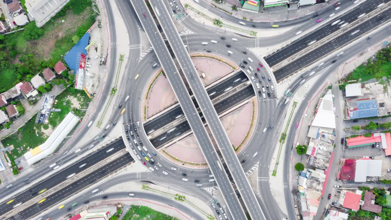 순환 도로 위의 자동차 교통 운송의 타임 라프스, 드론 상공  뷰, 대중 교통 또는 통근 도시 생활 개념