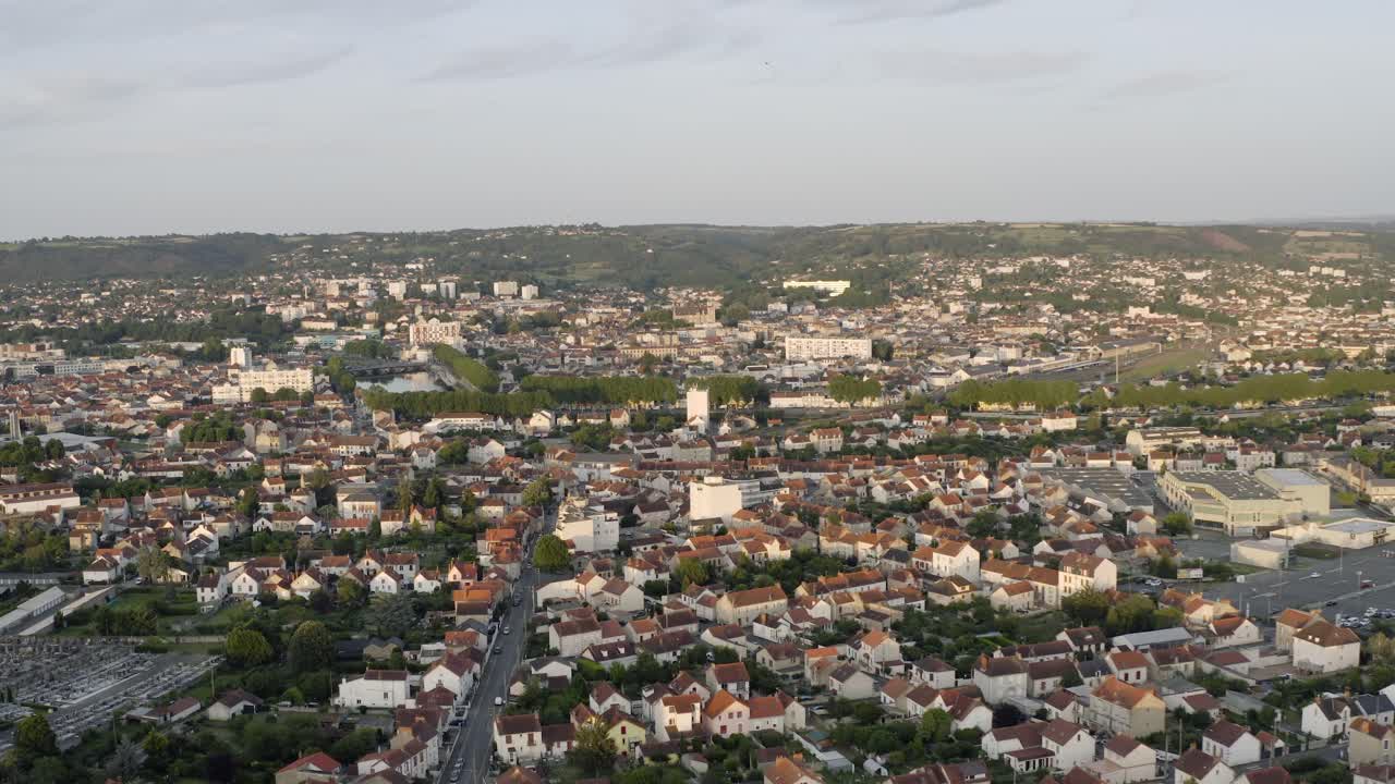 toma aérea de drones de montluçon en el centro de francia