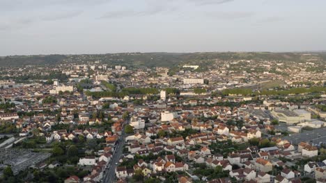toma aérea de drones de montluçon en el centro de francia