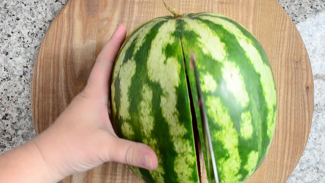 Taglio dell'anguria. Lavoro del cuoco. Riprese in cucina.