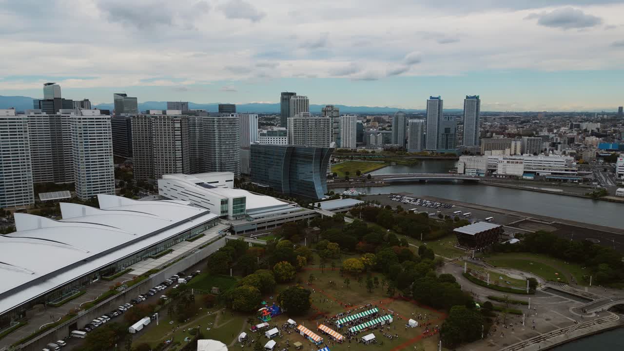 Panoramica aerea di Yokohama, in Giappone, che mostra un evento culturale e lo skyline
