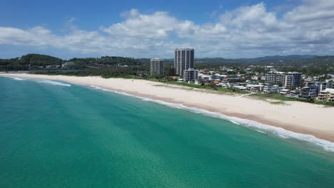 Suburbios-Frente-A-La-Playa-De-Palm-Beach-En-Gold-Coast,-Queensland,-Australia---Disparo-De-Un-Dron