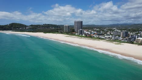 suburbios frente a la playa de palm beach en gold coast, queensland, australia - disparo de avión no tripulado