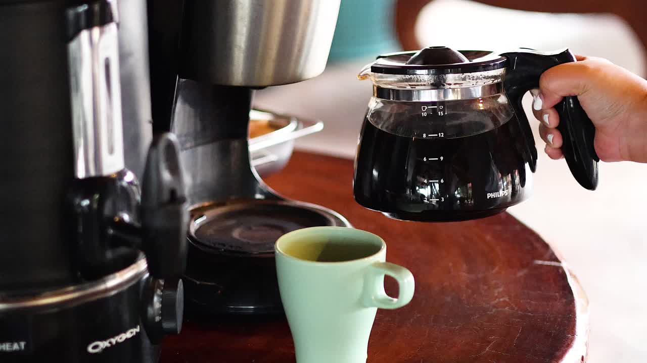 vertiendo café de una cafetera