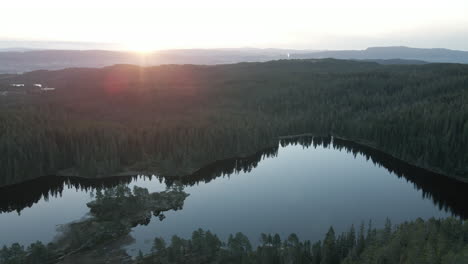 Aguas-Tranquilas-Del-Lago-Baklidammen-Con-Abundante-Bosque-Durante-El-Amanecer