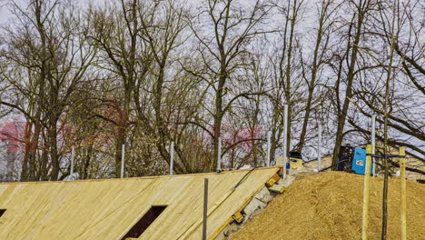 Solo-Arbeiter,-Der-Am-Wiederaufbau-Der-Terrasse-Im-Zeitraffer-Arbeitet