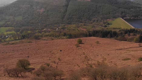 Drohne,-Die-Auf-Einen-Gipfel-Im-Peak-District-Zufliegt,-Während-Sie-Von-Bamford-Edge-Aus-Nach-Oben-Schwenkt,-Aufnahme-In-4K