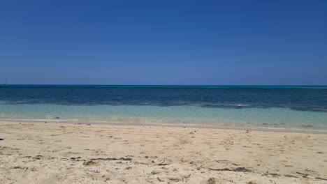 vista panorámica lenta a la derecha en la playa de la isla verde con vista al mar