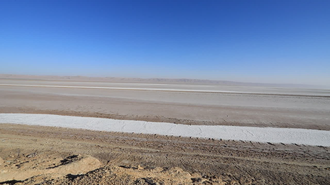 vastas llanuras de sal bajo cielos azules claros en chott el jerid, túnez, paisaje desolado