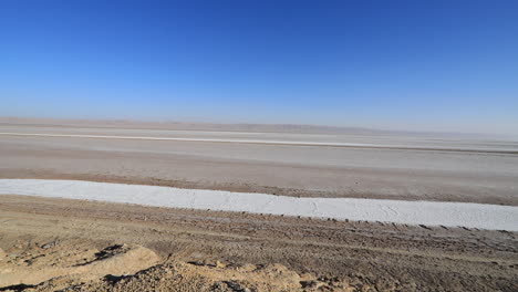 Vast-salt-flats-under-clear-blue-skies-at-Chott-el-Jerid,-Tunisia,-stark-landscape