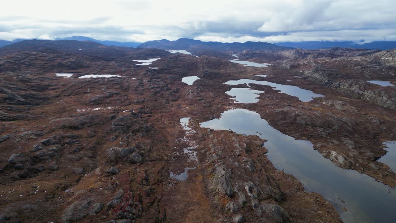 Vista aerea del paesaggio aspro e roccioso della remota tundra in Groenlandia