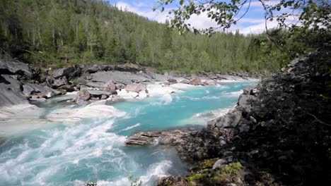 Revelación-De-Agua-Turquesa,-Marmorslottet,-Helgeland,-Norte-De-Noruega