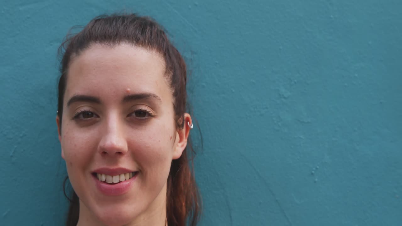 mujer caucásica mirando a la cámara