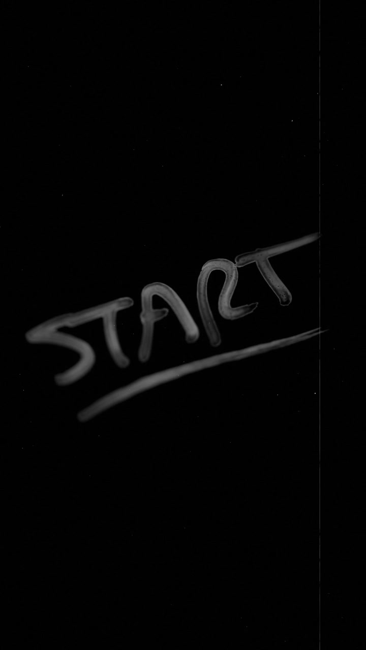 Video verticale di una coda di pellicola analogica vintage danneggiata con la parola "start".