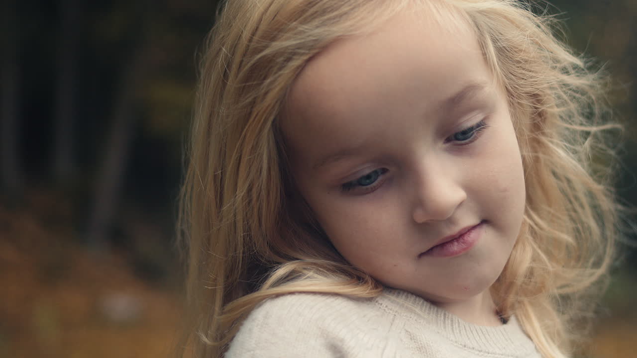 cerrar la cara de una joven mientras el viento sopla cabello rubio, retrato
