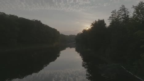 Hermoso-Amanecer-A-Lo-Largo-De-La-Vista-Aérea-Del-Río-Piscataquis