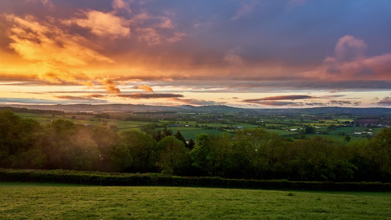 timelapse del atardecer al anochecer con vistas a las colinas del campo en devon desde stoke hill cerca de exeter
