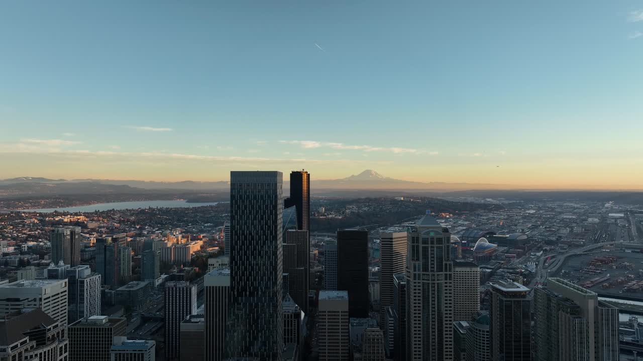 los rascacielos de la torre sobre el paisaje urbano de seattle con mt rainer en un horizonte de cielo azul