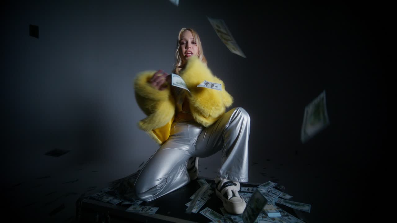 женщина позирует с деньгами и меховым пальто