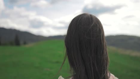 mujer con un vestido en la montaña