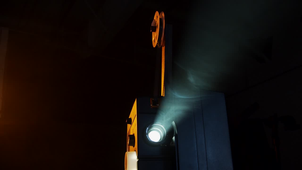 연기가 자욱한 방에서 홈 무비를 보여주는 슈퍼 8 영사기