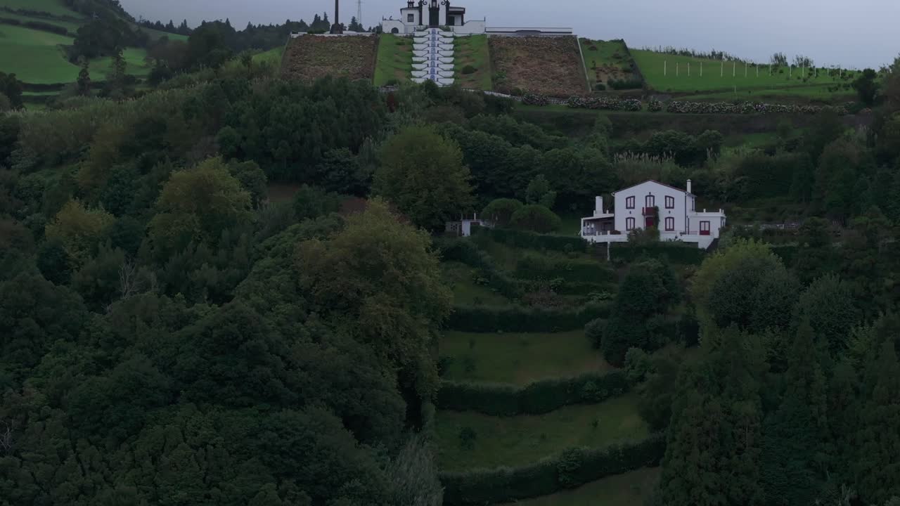 포르투갈 아조레스 섬 에 있는 에르미다 데 노사 세노라 다 파즈 교회 의 공중 사진