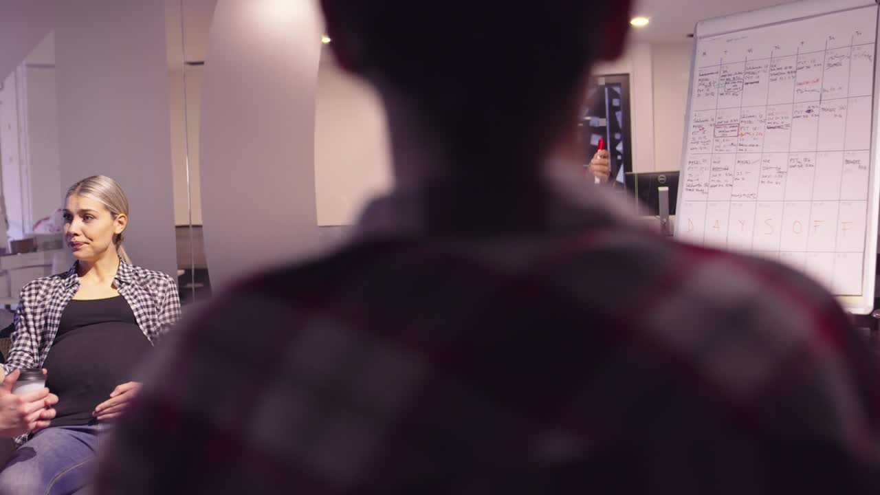 현대적인 오픈 스페이스 코워킹 사무실에서 프레젠테이션을 하는 무슬림 여성, 크리에이티브 스타트업 사무실에서 중동 아랍 사업가, 팀 회의에서 체어에 앉은 장애인 사업가