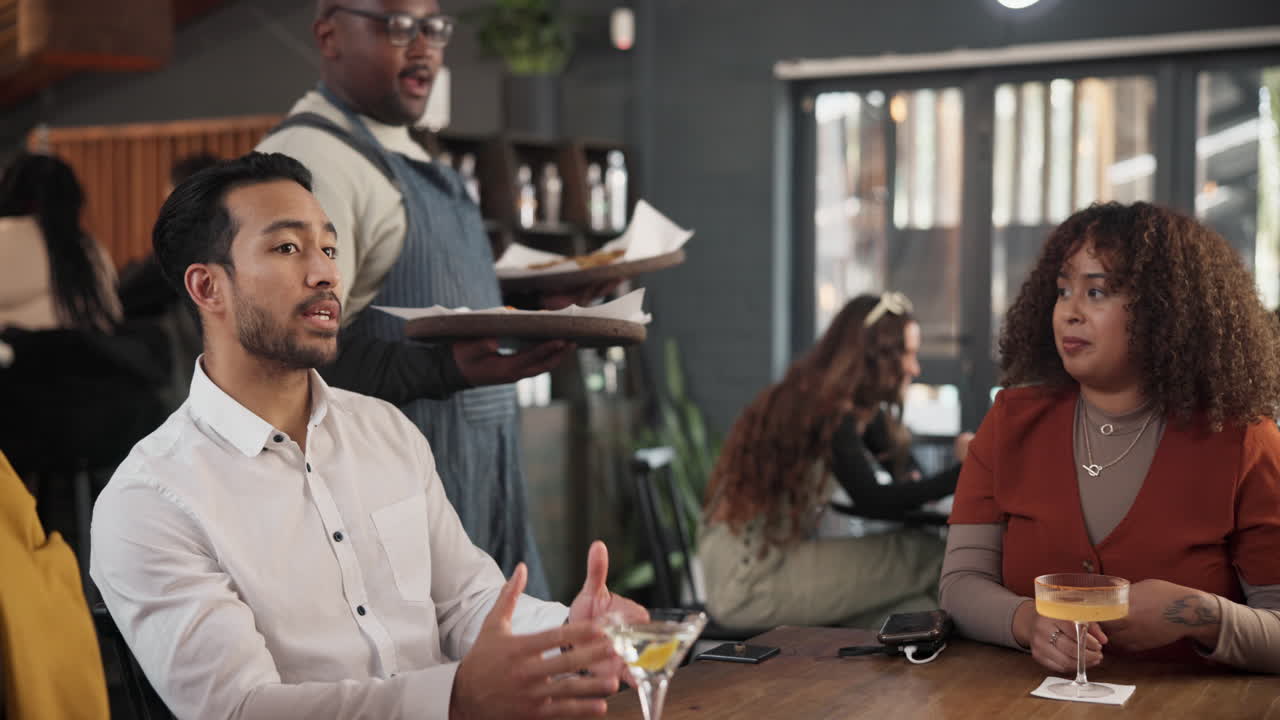 amigos disfrutando de pizza y bebidas en un restaurante