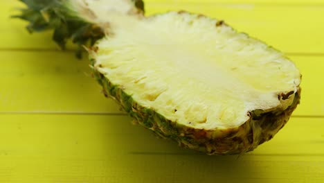 la mitad de piña fresca cortada